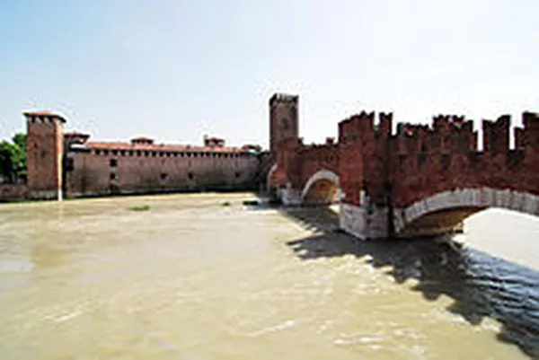 Castelvecchio and the Castelvecchio Bridge, Verona, Italy (Photographed in May 2009 by chensiyuan)