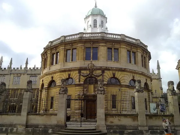 The Sheldonian Theatre viewed from the opposite side of Broad Street, Oxford. (photo taken July 5, 2009 by Ozeye)