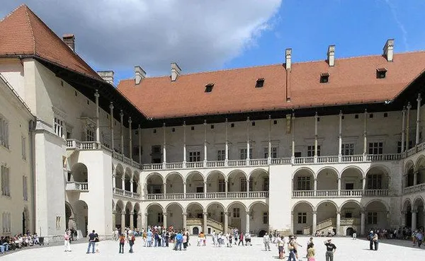 Wawel Castle’s Renaissance inner courtyard, 16th century (Marku1988, 2006)