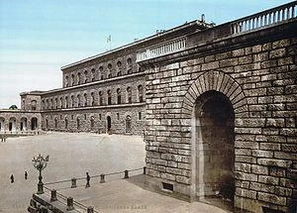 Early, tinted 20th-century photograph of the Palazzo Pitti, then still known as La Residenza Reale following the residency of King Emmanuel II between 1865–71, when Florence was the capital of Italy.