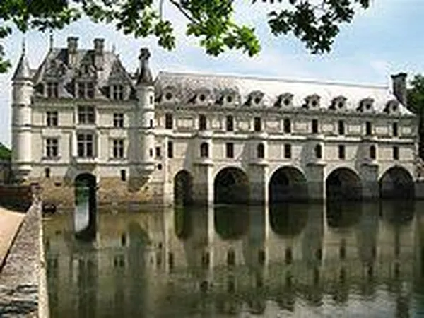 View of the arches and west facade of the Pont de Diane over the River Cher. (photo by Luke van Grieken, 2006)