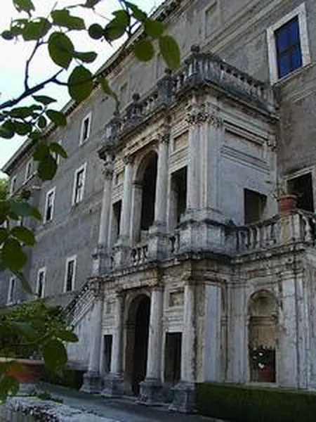 Pirro Ligorio's Gran Loggia on the garden front (Photo by Lalupa, 2005)