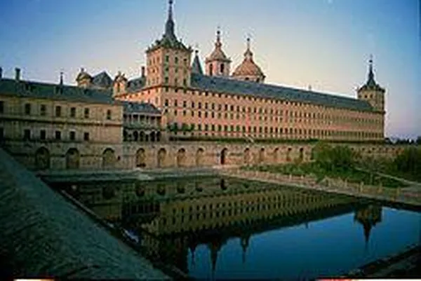 A distant view of "El Real Monasterio de El Escorial" (Photo by R Barraez D´Lucca, 2008)