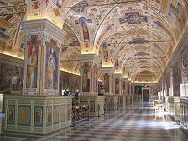 The Sistine Hall of the Vatican Library. (Photo by Ghirlandajo, 2007)