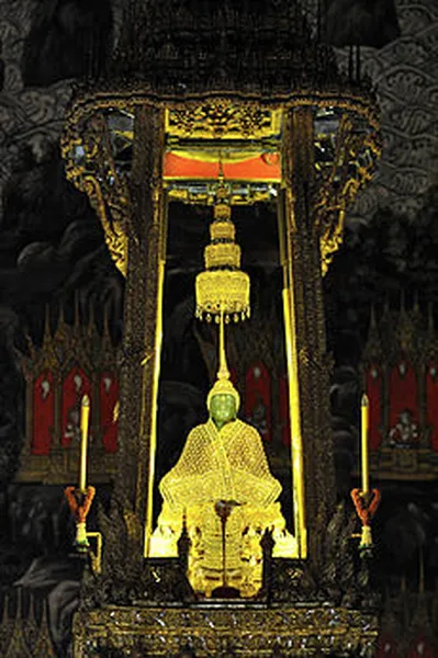 Emerald Buddha, in the cool season attire. (Photo taken December 30, 2011, by Gremel Madolora)