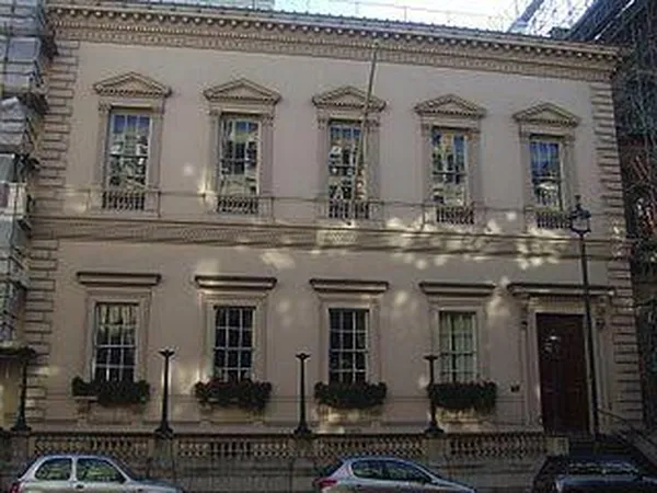 Pall Mall Travellers Club by Sir Charles  Barry (Photo taken 29 January 2006, by Matt Brown)
