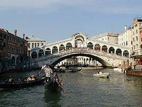 The Rialto Bridge (Photo by Warofdreams, 2004)