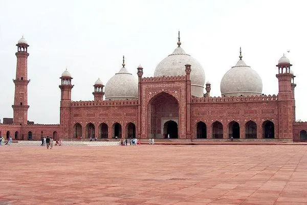 Badshahi Mosque (Photo by Ali Imran, 2005)