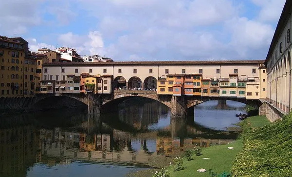 Ponte Vecchio and Vasari Corrdor, Florence (Photo by Markus Bernet, 2006)