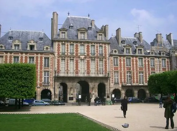 Place des Voges in Paris; Pavillon de Reine at the north side. (Photo by Beckstet, 2005)