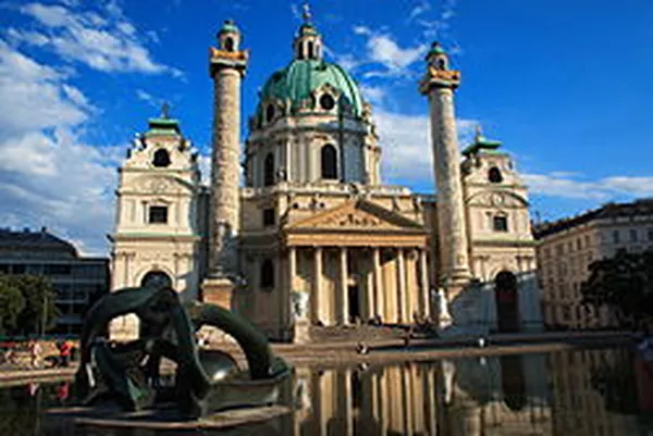 Karlskirche, Vienna (Taken by John Menard from Phoenix, USA, 2  August 2006) 
