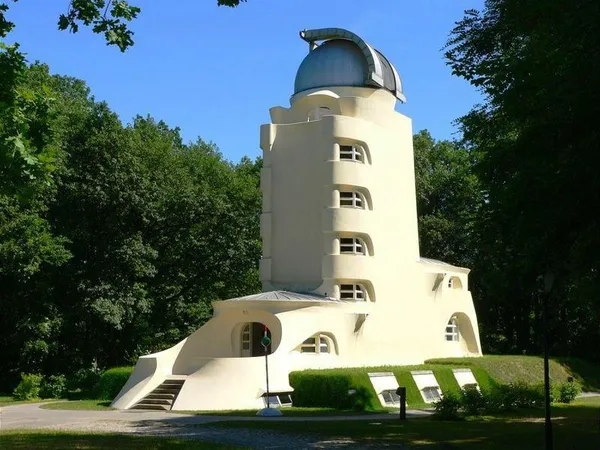 Einstein Tower in Potsdam-Berlin, 1919-22 (Erich Mendelsohn) (Photo credit: September 2005; Astrophysikalisches Institut Potsdam)