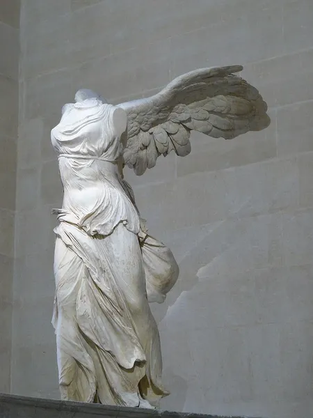 Gros plan de la statue de la victoire.  21 March 2015, 17:28:20   Author Lyokoï88. This file is licensed under the Creative Commons Attribution-Share Alike 4.0 International licens