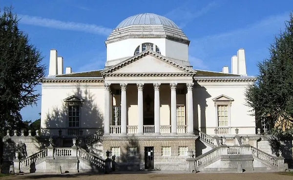 Chiswick House, London: main elevation (The photo was taken on 26 October 2004 by Patche99z using a Canon Powershot A80 camera.)