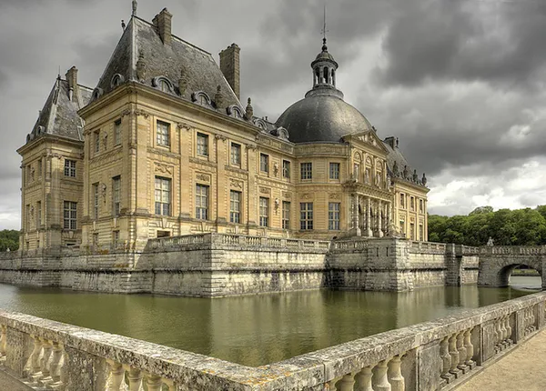 Perspective view from the garden showing the moat and bridge (Photo by Eric Pouhier, 2006)