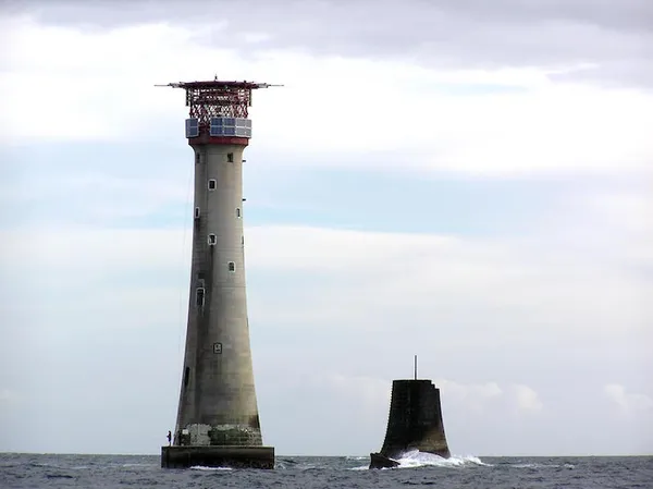 The base of Smeaton's Tower still in position next to the current Eddystone Lighthouse (Photo taken 25 May 2006 by Pline)
