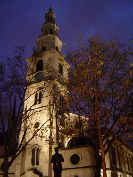 Atelier Jolyn: St Clement Danes church in London, 1st January 2005, at night